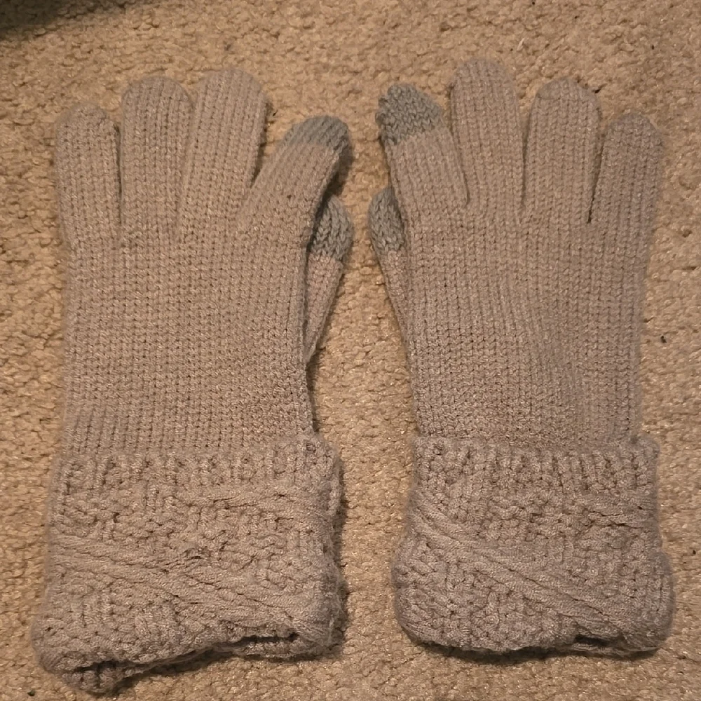 Sonoma Cozy Gray Knit Gloves
